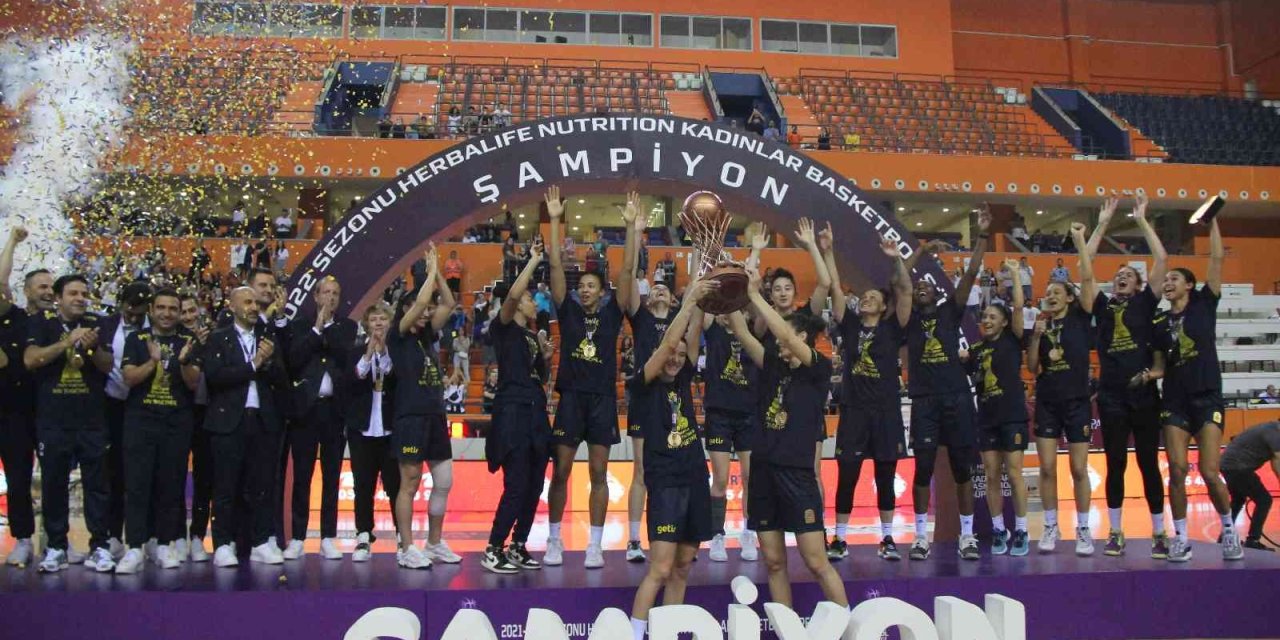 Şampiyon Fenerbahçe Kupasını Aldı