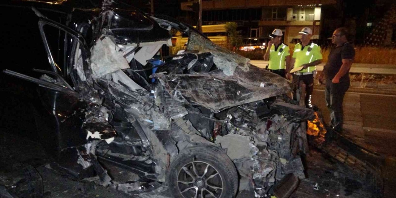 Tıra Arkadan Çarpıp Hurdaya Dönen Ticari Araç Sürücüsü Hafif Yaralı Kurtuldu