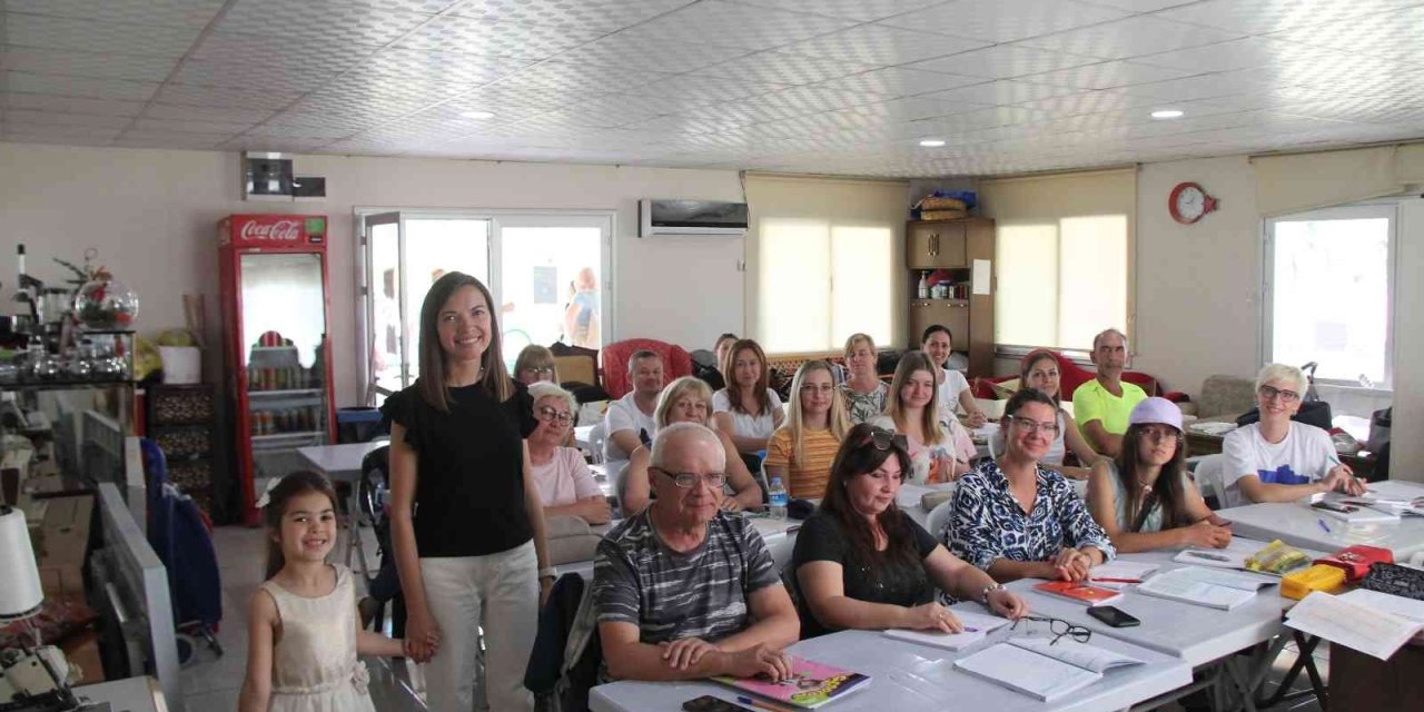 Savaştan Kaçan Ukraynalılara Türkçe Öğretiyor