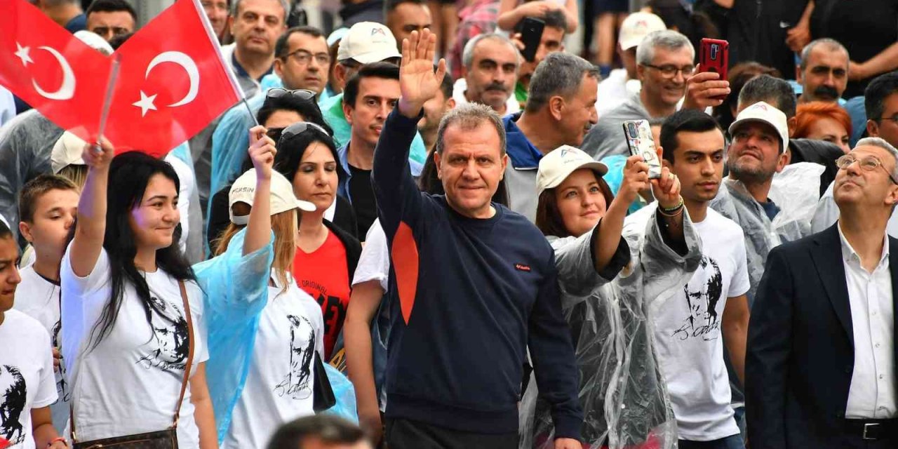 Mersin’de 19 Mayıs Coşkusu Büyükşehir Belediyesinin Gençlik Kortejiyle Başladı