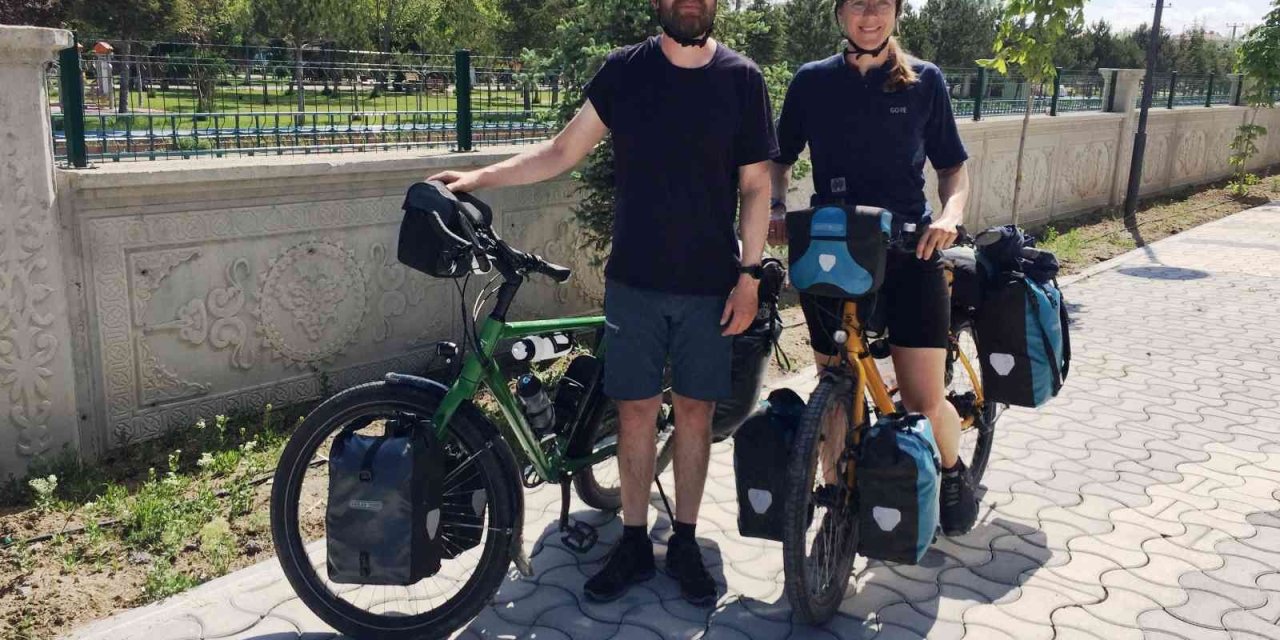 Hollandalı Bisikletli Çift Konya’da Mola Verdi