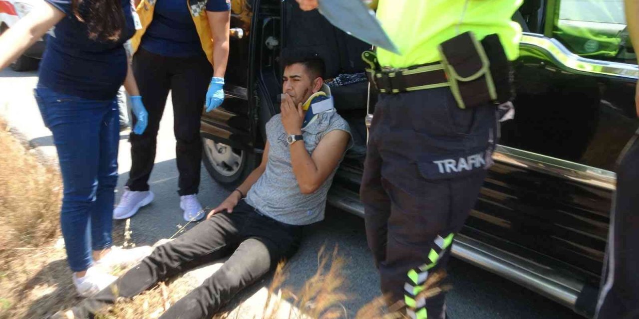 Aracın İçine Sıkışan Arkadaşının Kurtarılışını Yaralı Halde Sigara Yakarak İzledi