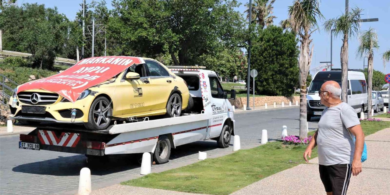 Aldığı Lüks Otomobil İle Hayal Kırıklığı Yaşayan Adam, Araca Çekici Üzerinde Şehir Turu Attırdı