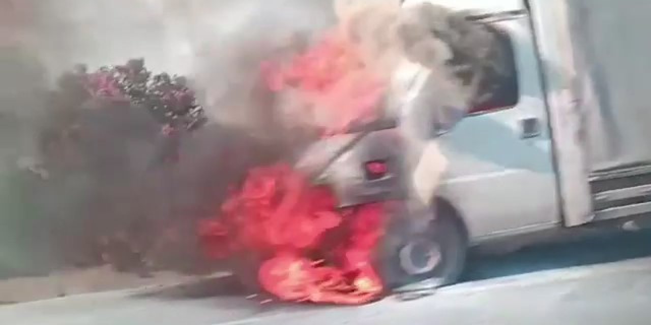 Alev Alev Yanan Kamyonetini Çaresizce İzledi