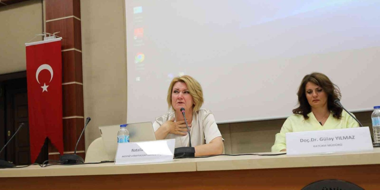 Akdeniz Üniversitesi’nde ’savaş, Kadın Ve Göç Paneli’ İle ’göçmen Kadın Sanatçılar Resim Sergisi’ Düzenlendi