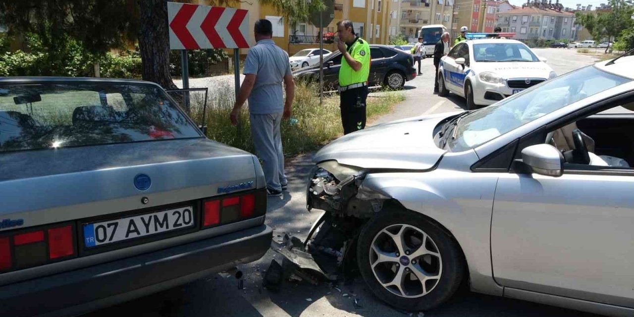 Hatalı Sollama Yaptığı Otomobille Önce Arabaya, Ardından Beton Direğe Çarptı
