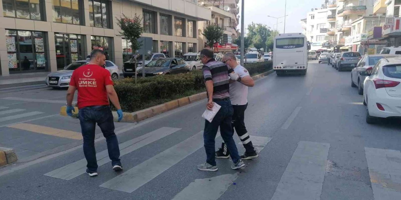 Park Ederken Çarptığı Motosikletteki 2 Kişi Yaralandı