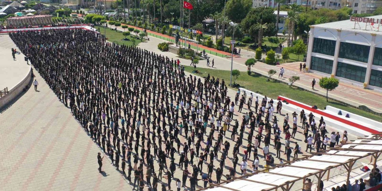 Mersin’de 1919 Genç Aynı Anda Zeybek Oynadı