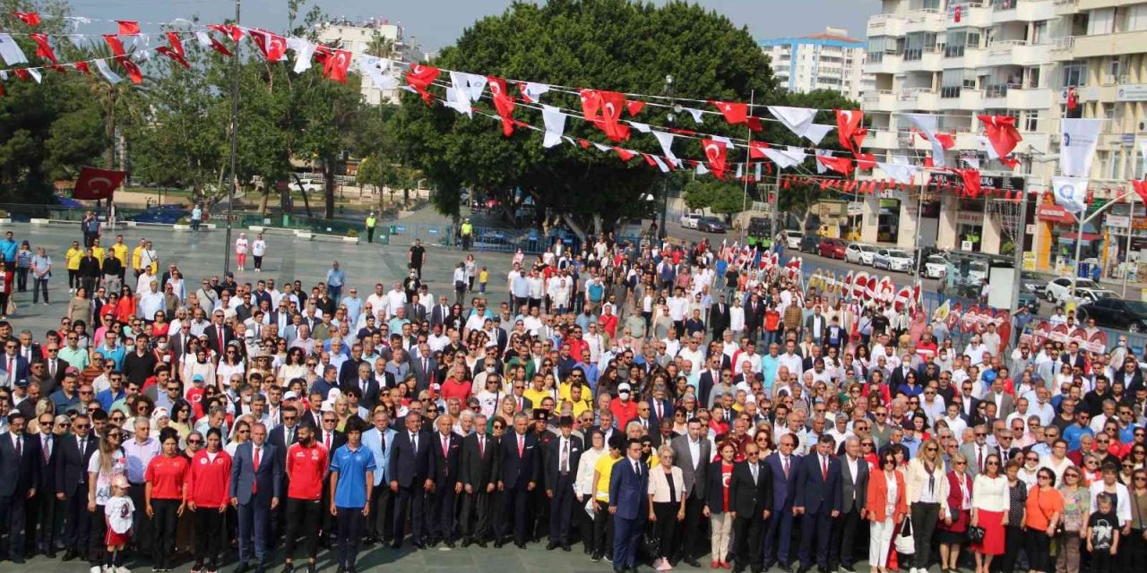 Antalya’da "19 Mayıs" Etkinlikleri Atatürk Anıtı’na Çelenk Sunumuyla Başladı