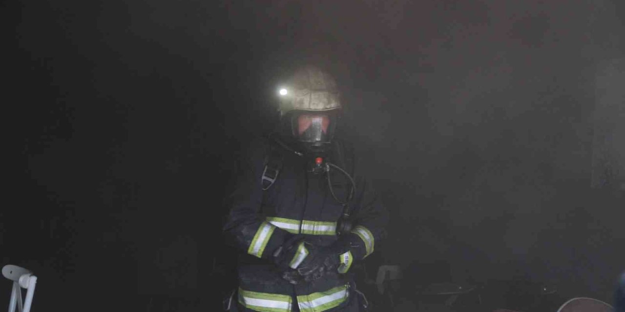 Mobilya Mağazasının Deposundaki Yoğun Duman Korkuttu