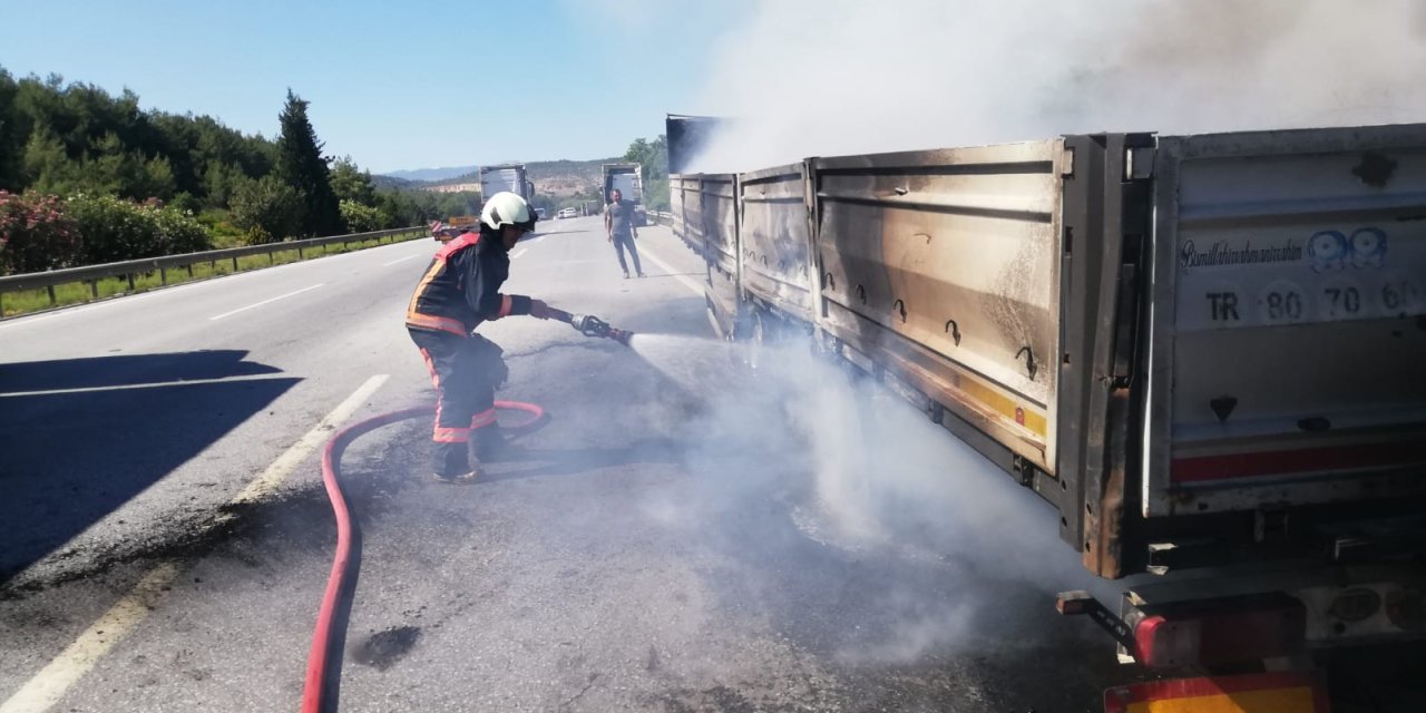 Tem’de Demir Yüklü Tırın Dorsesi Yandı