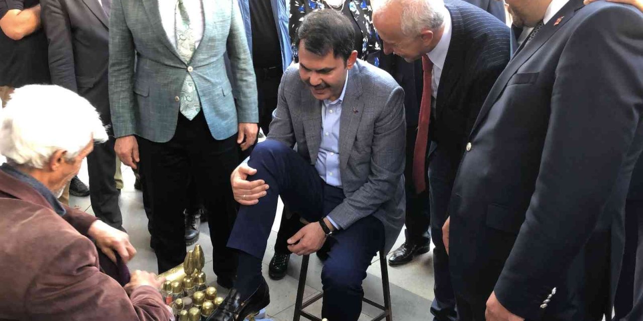 Bakan Kurum Mersin’de Tantuni Yedi, Ayakkabısını Boyattı