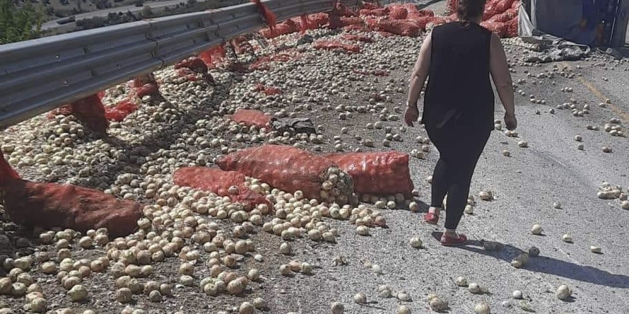 Antalya’da Sebze Yüklü Kamyon Devrildi: 1 Yaralı