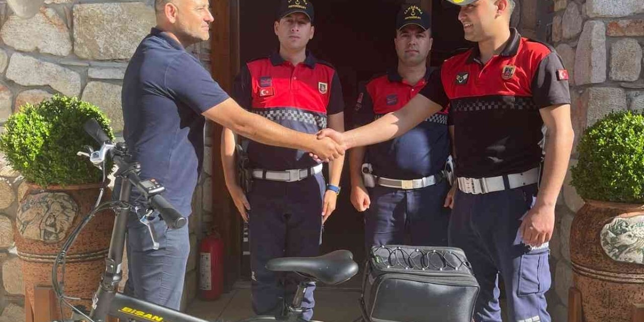 Çalınan Elektrikli Bisikleti Jandarma Tarafından Bulunup Sahibine Teslim Etti