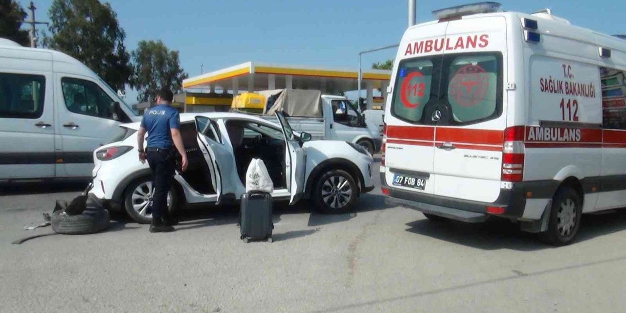 Tır, Otomobile Arkadan Çarptı: 2 Yaralı