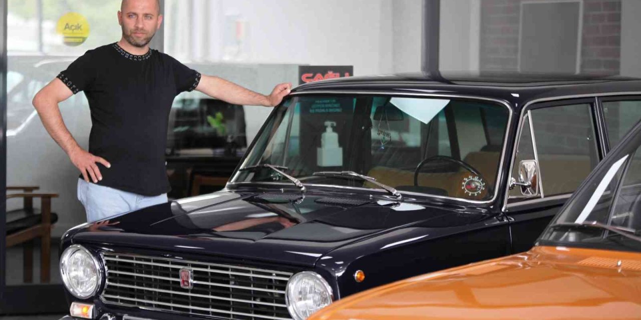 Çocukluk Hayali 1975 Model Arabayı Aldı, Yurt Dışından Getirdiği Parçalarla Topladı