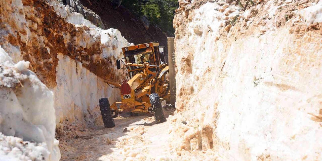 Alanya’nın Karla Kaplı Gökbel Ve Çökele Yayla Yolu Ulaşıma Açıldı