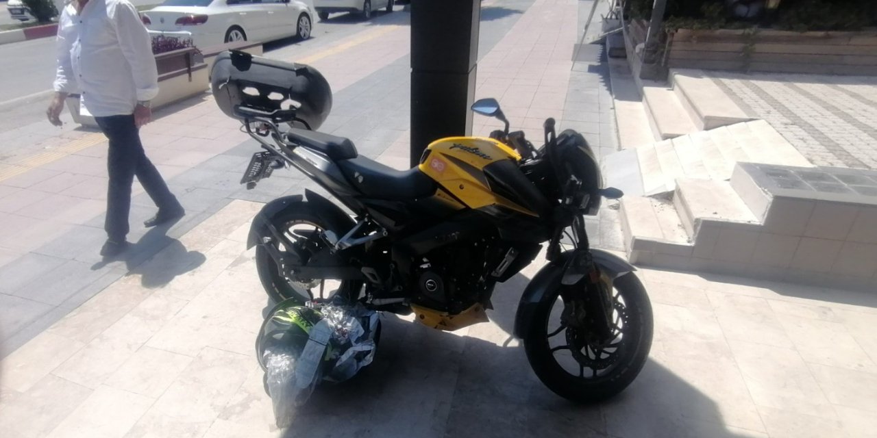 Seyir Halinde Otomobile Temas Eden Motosiklet, Yolda Sürüklenip Refüje Çıktı: 1 Yaralı