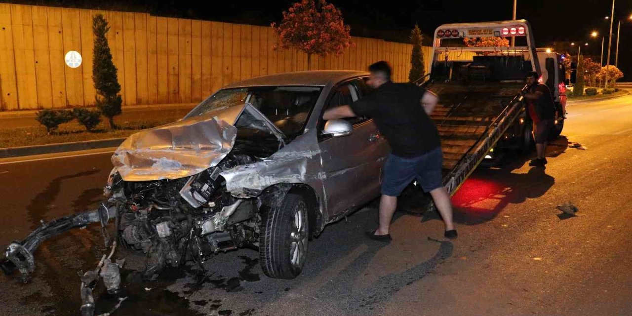 Önündeki Araçta Eşinin Kaza Yaptığını Görünce Kendisi De Kaza Yaptı: 2 Yaralı