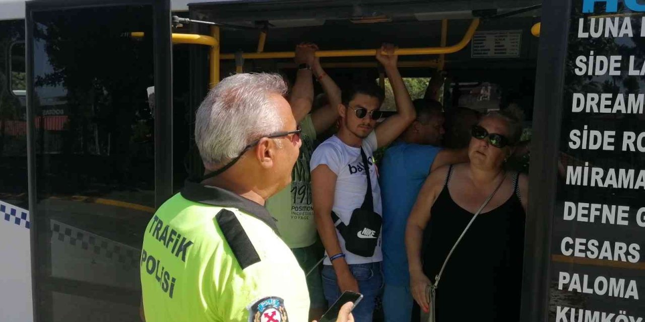 Ağzına Kadar Turist Dolu Minibüs Polise Yakalandı, Araç 15 Gün Trafikten Men Edildi