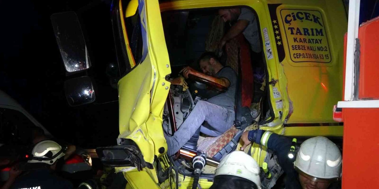 Tıra Arkadan Çarpan Kamyon Sürücüsü Araç İçinde Sıkıştı