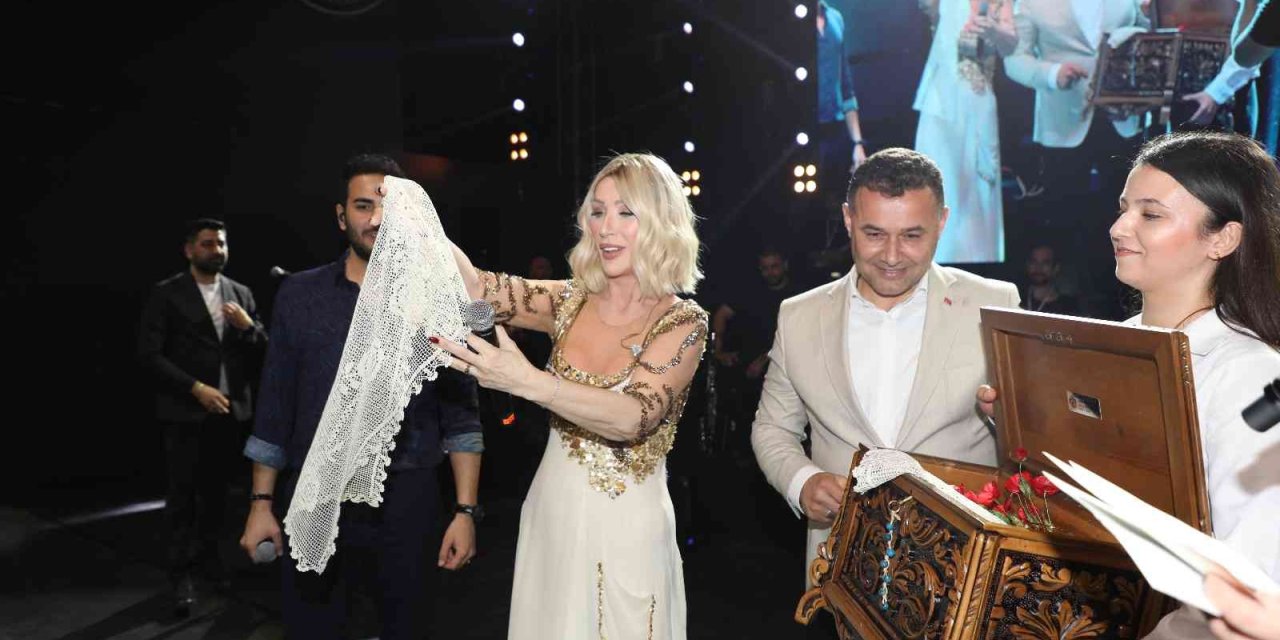 Seda Sayan’a Konser Verdiği Sahnede Çeyiz Sandığı Hediye Edildi