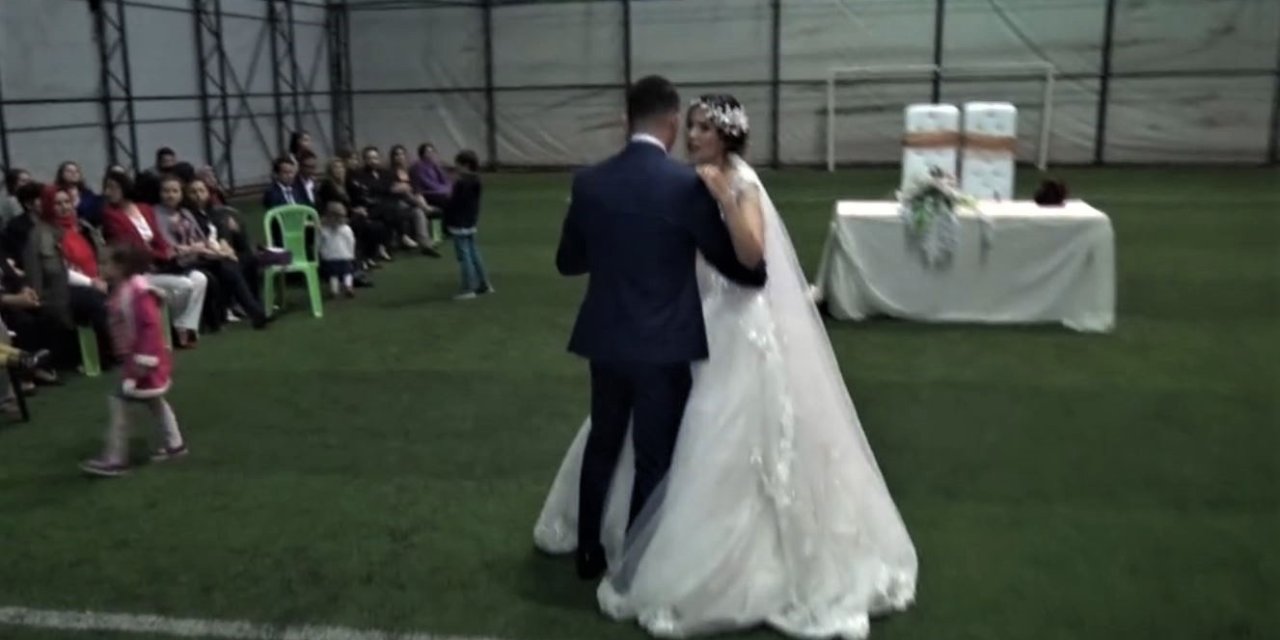 Kır Düğünü Hayali Kuran Çifte Halı Saha Şoku