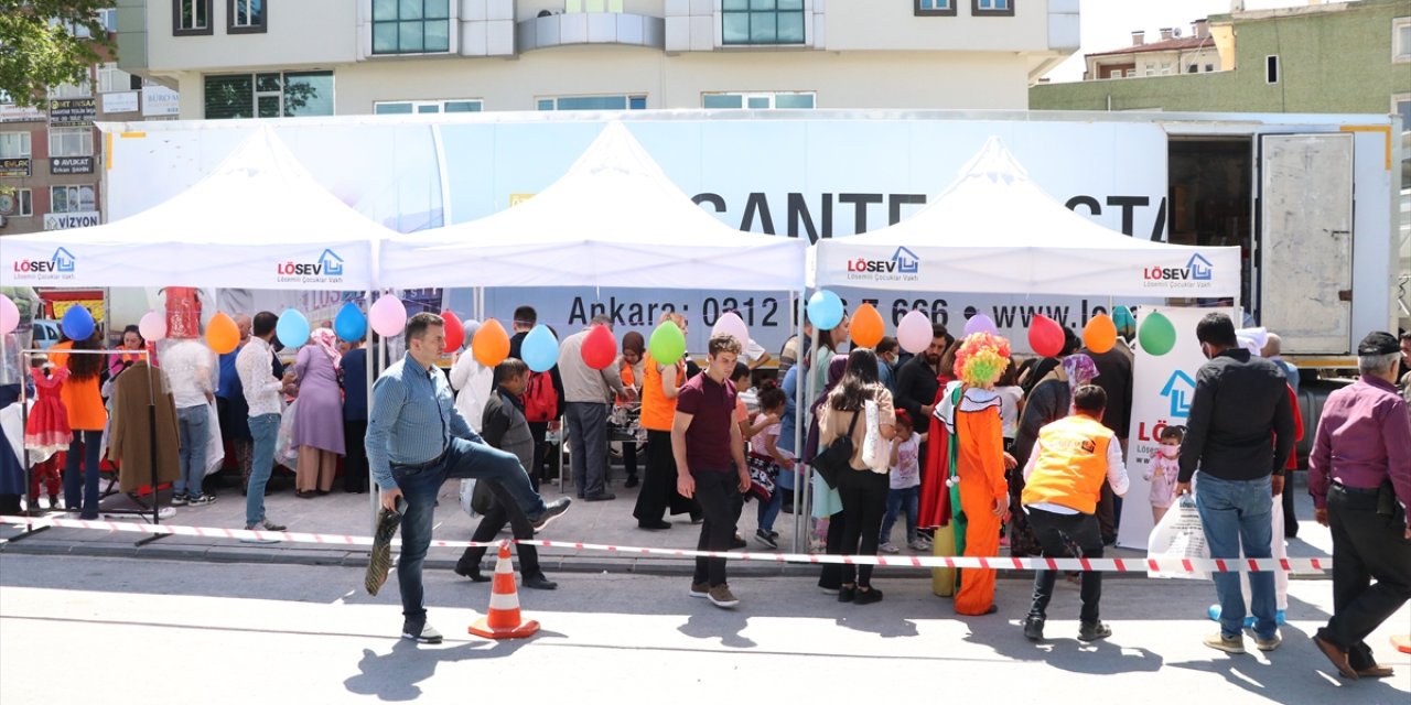 Lösev'in "İyilik Tırı" Niğde'de Yardım Dağıttı
