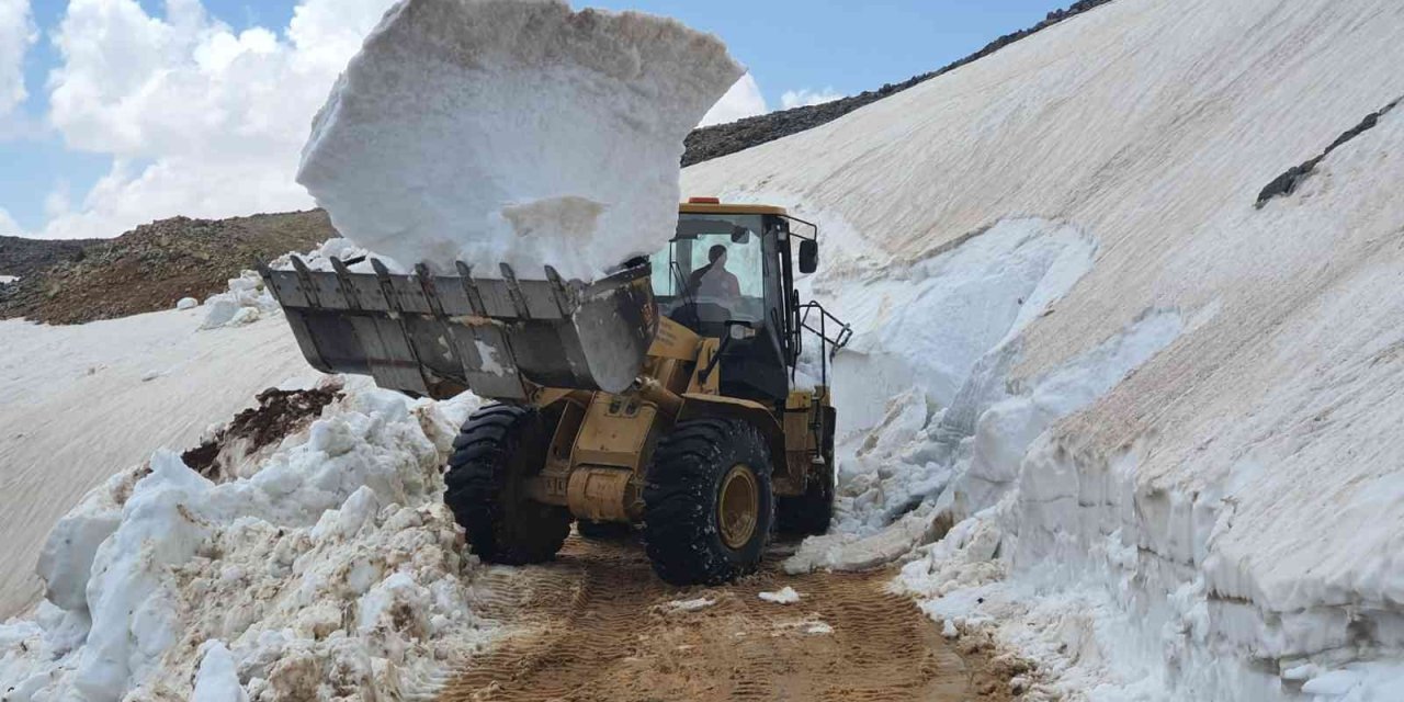 Mersin Büyükşehir, Yörükler İçin Zirvedeki Karlı Yolları Temizliyor