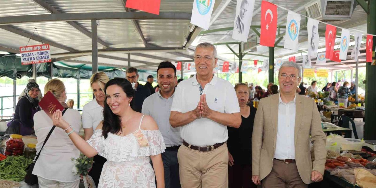 Annelerinin Tezgah Açtığı Pazarda Nikah Kıydırdılar