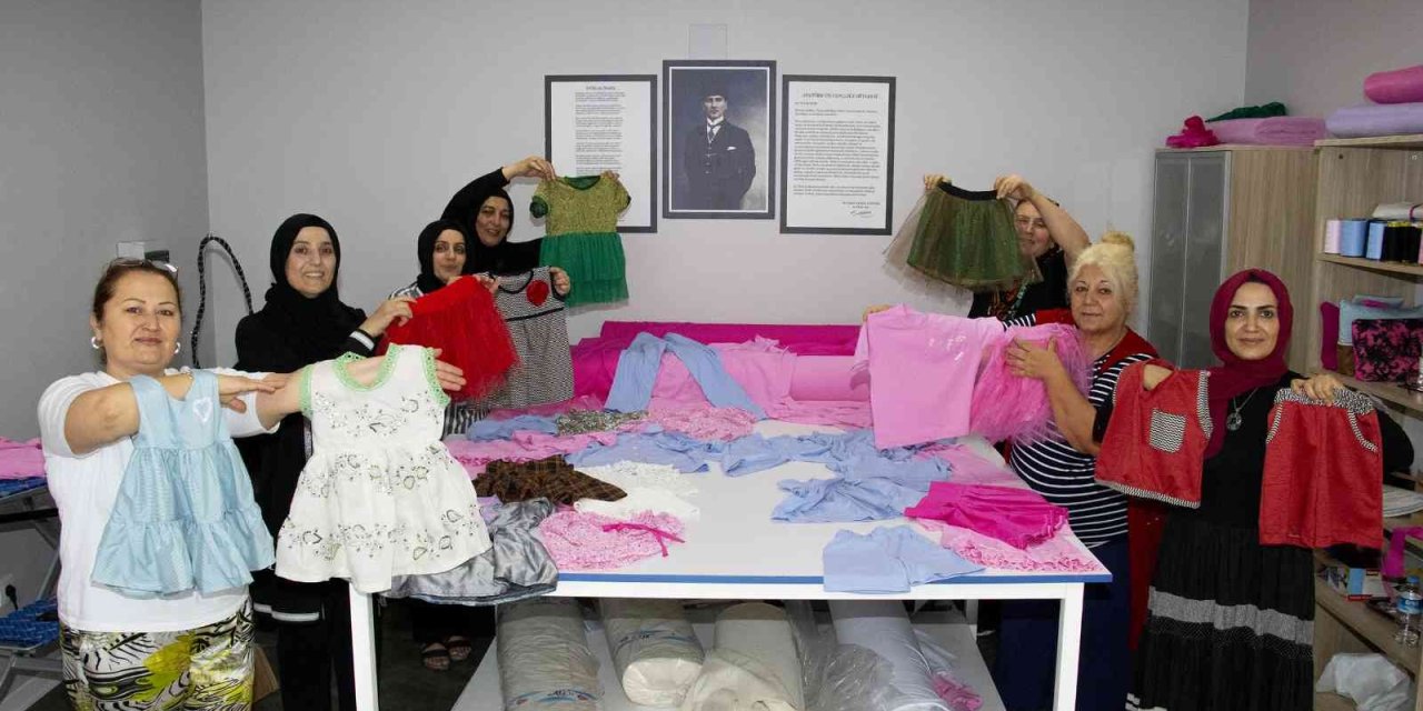 Mercek’te Dikilen Çocuk Giysileri İhtiyaç Sahiplerine Ulaştırılıyor