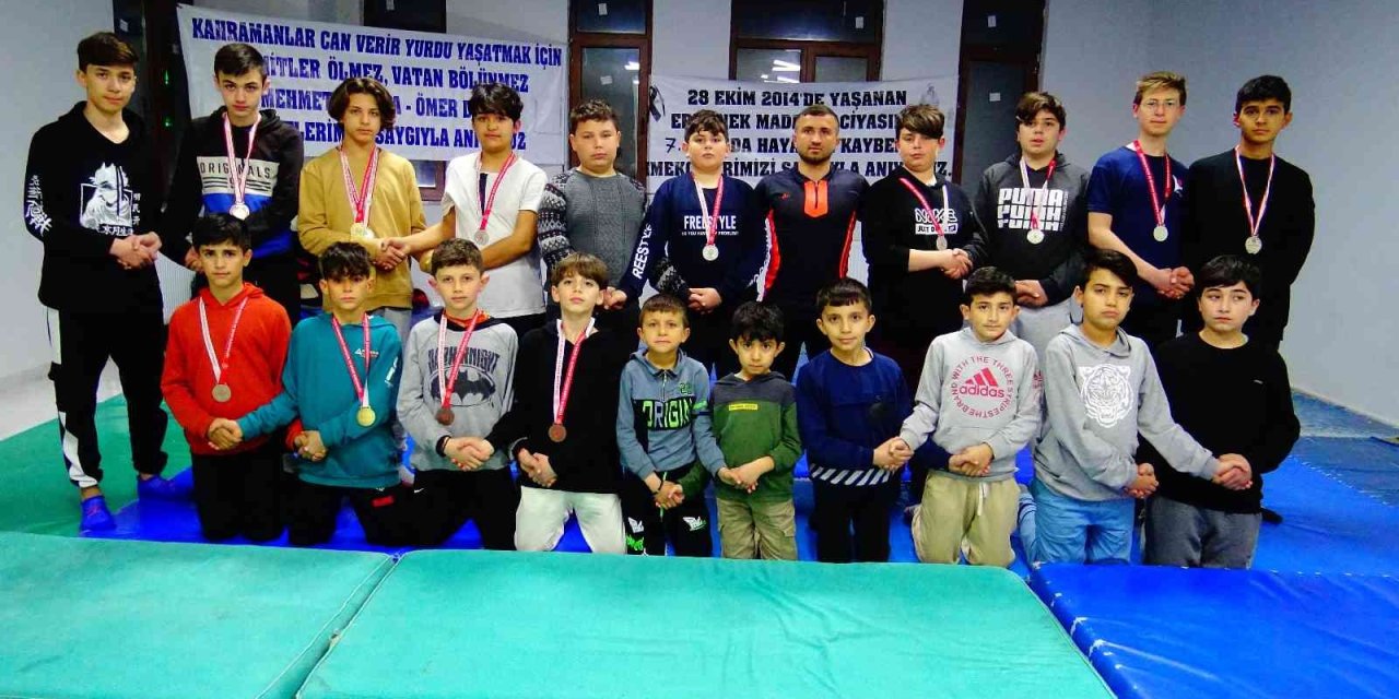 Çok Sevdiği Ata Sporunu Çocuklara Sevdiriyor