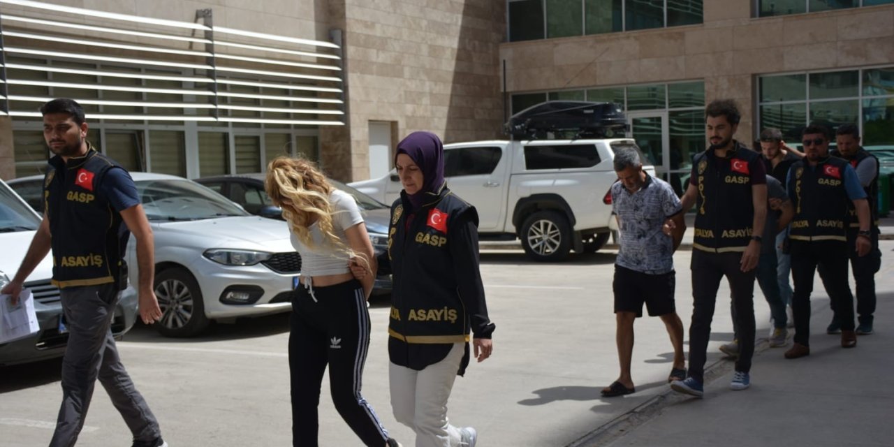 Escort Olarak Gittiği Yerlerde Çağırdığı 3 Kişi İle Birlikte Gasp Yapan 4 Kişi Tutuklandı