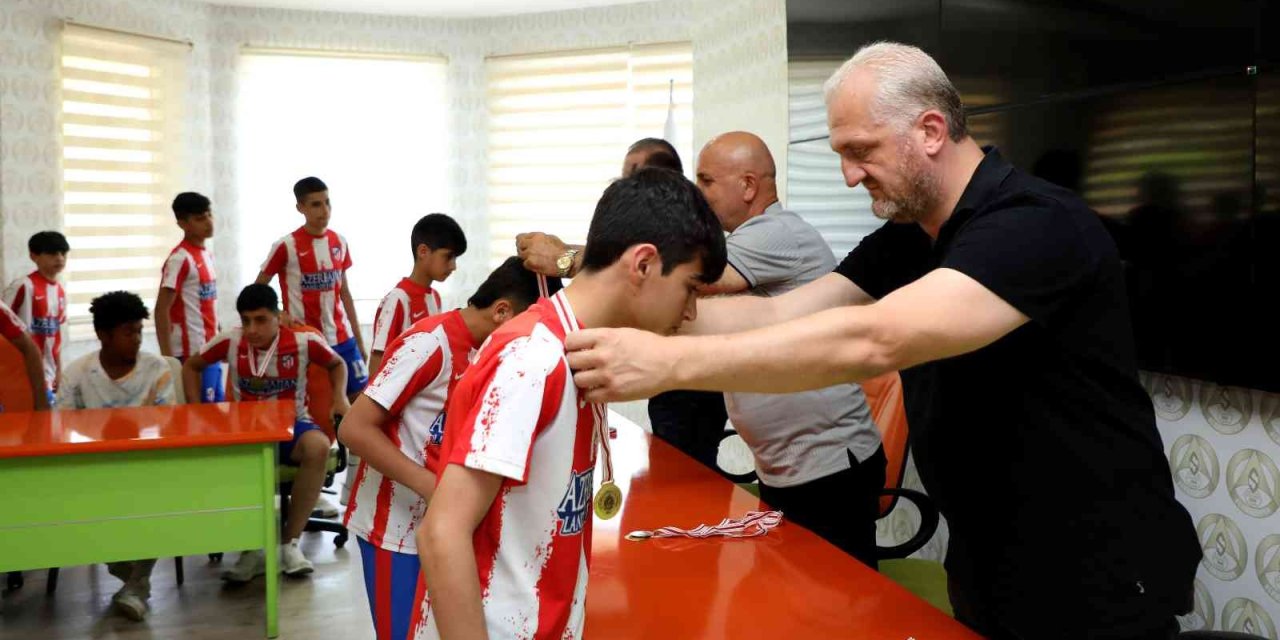 Alanyaspor, Atletico Bakü’yü Ödüllerle Uğurladı