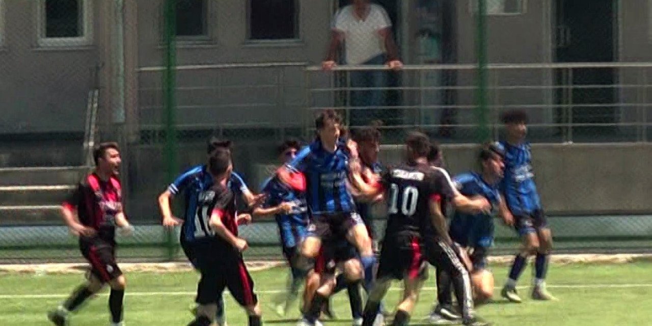 Amatör Maçta Önce Tekmeler Sonra Kartlar Havada Uçuştu!