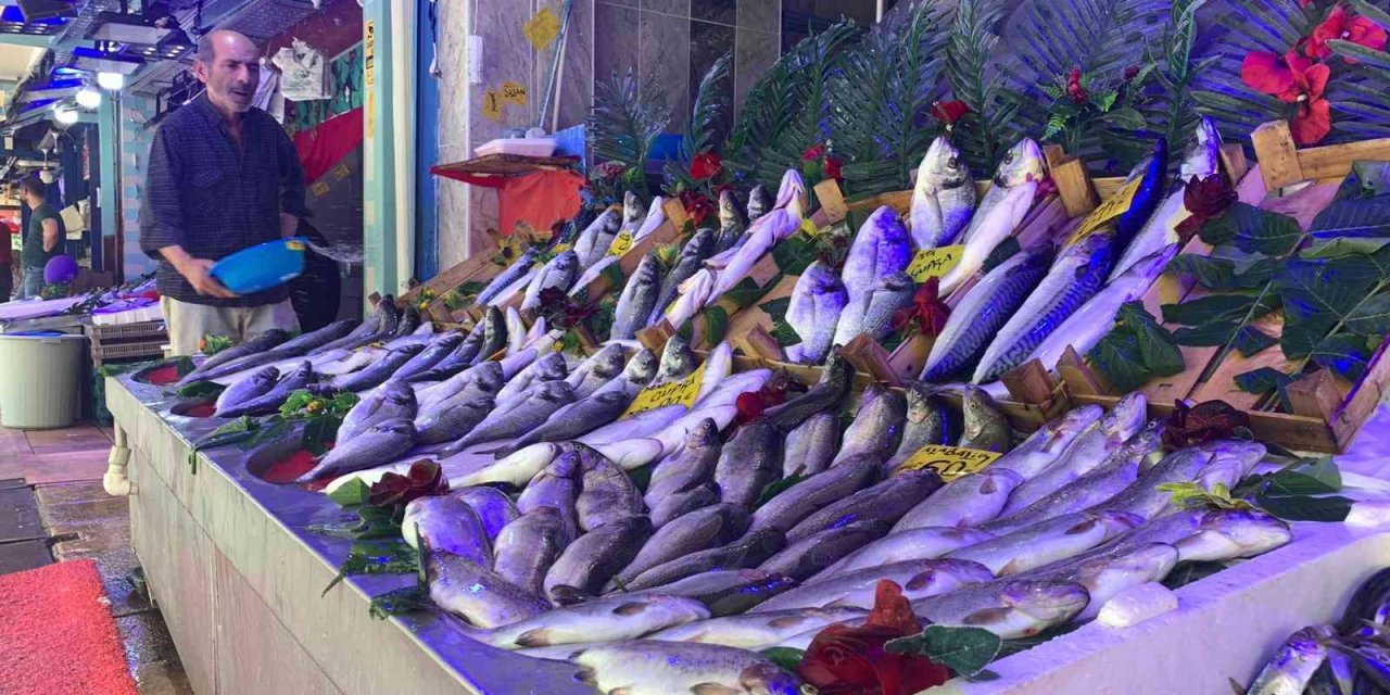 Av Yasağına Rağmen Eskişehir’deki Balık Tezgâhları Dolu