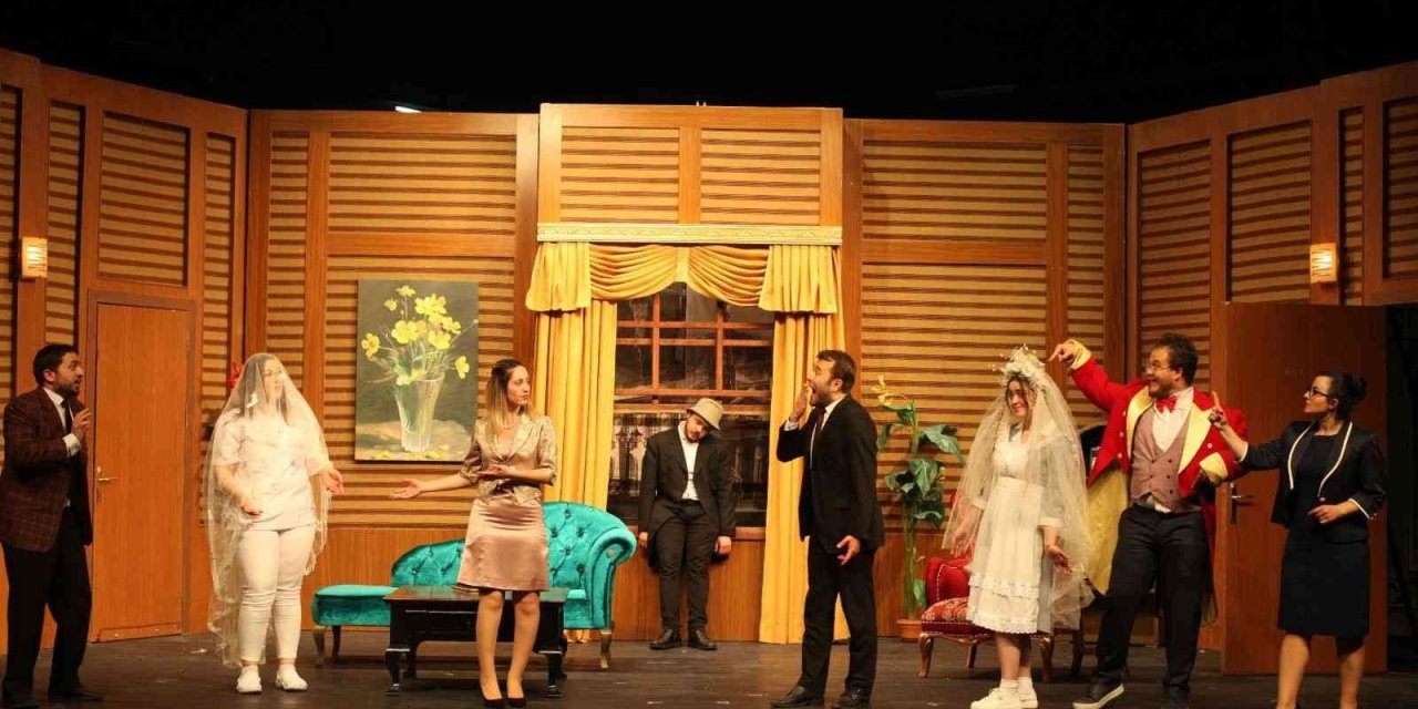 Karmakarışık Tiyatro Oyunu İzmir’de Beğeni Topladı