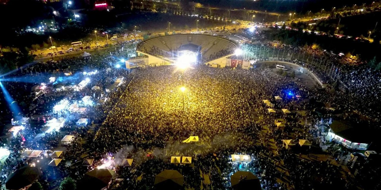 Erü  21. Öğrenci Bahar Şenlikleri’nde Manga Grubu Konser Verdi