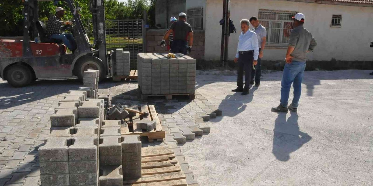 Akşehir Belediyesinden Yol Ve Kilitli Taş Çalışması