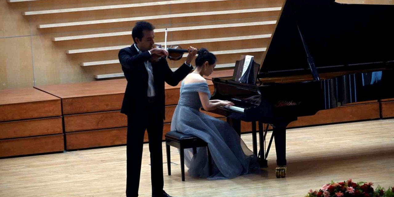 Keman Sanatçısı Hasan Gökçe Yorgun Ve Çinli Piyanist Jiao Li Mersinlilerle Buluştu