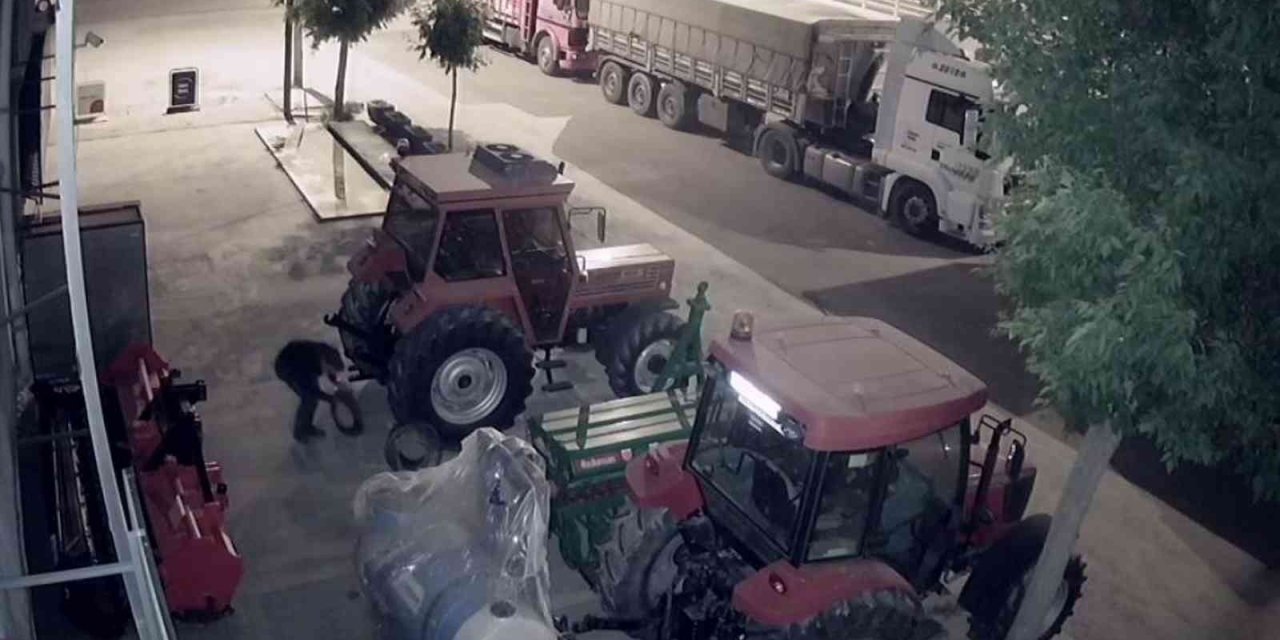 Traktörlerin Ağırlık Demirlerini Çalan Hırsızlar Kamerada
