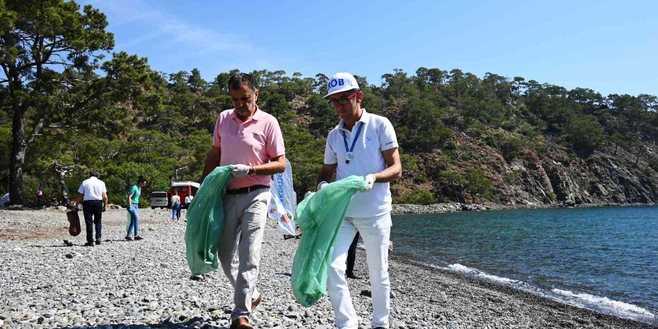 Denizin Dibinden Pet Şişeler, Otomobil Lastiği, İzmarit, Poşet Çıktı