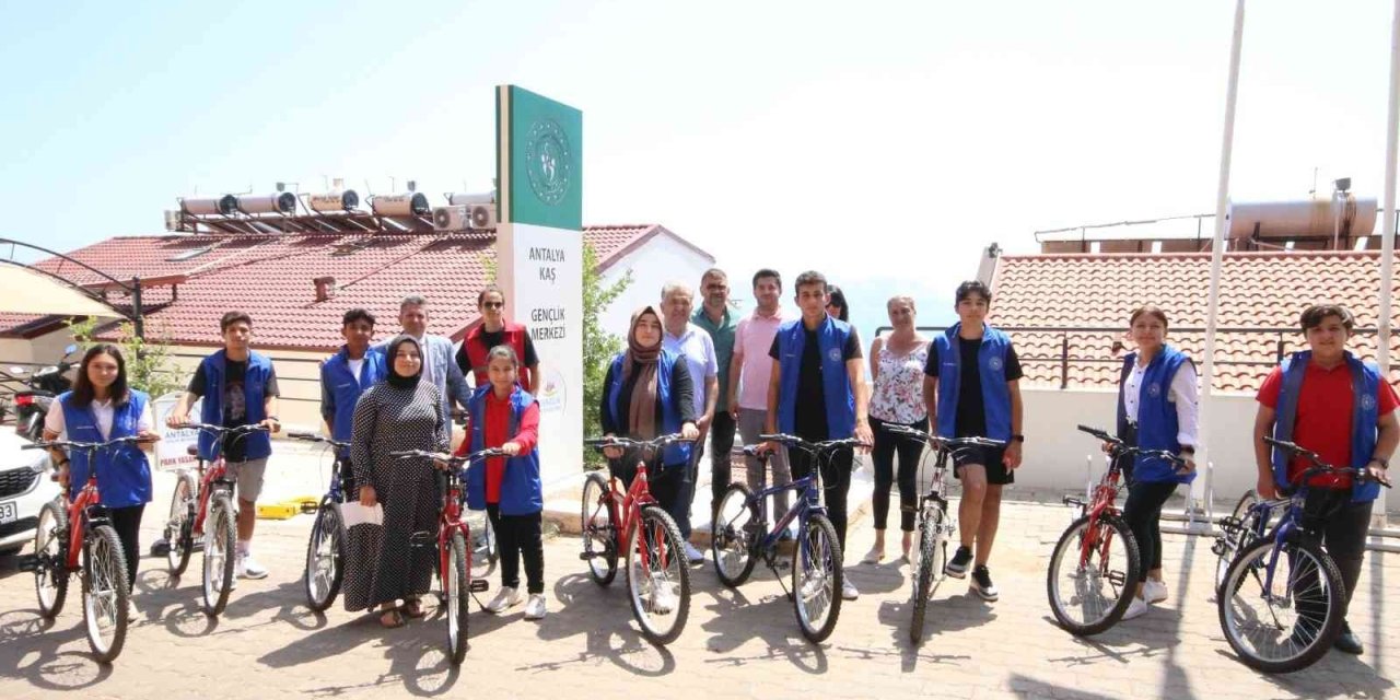 Kaş Belediyesi’nden Öğrencilere Bisiklet Hediyesi