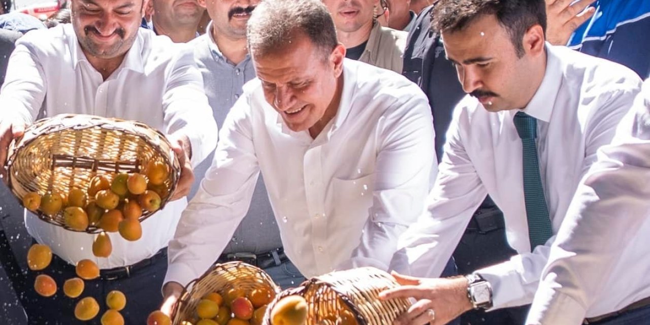 Başkan Seçer, 60. Mut Karacaoğlan Kayısı Kültür Ve Sanat Festivaline Katıldı