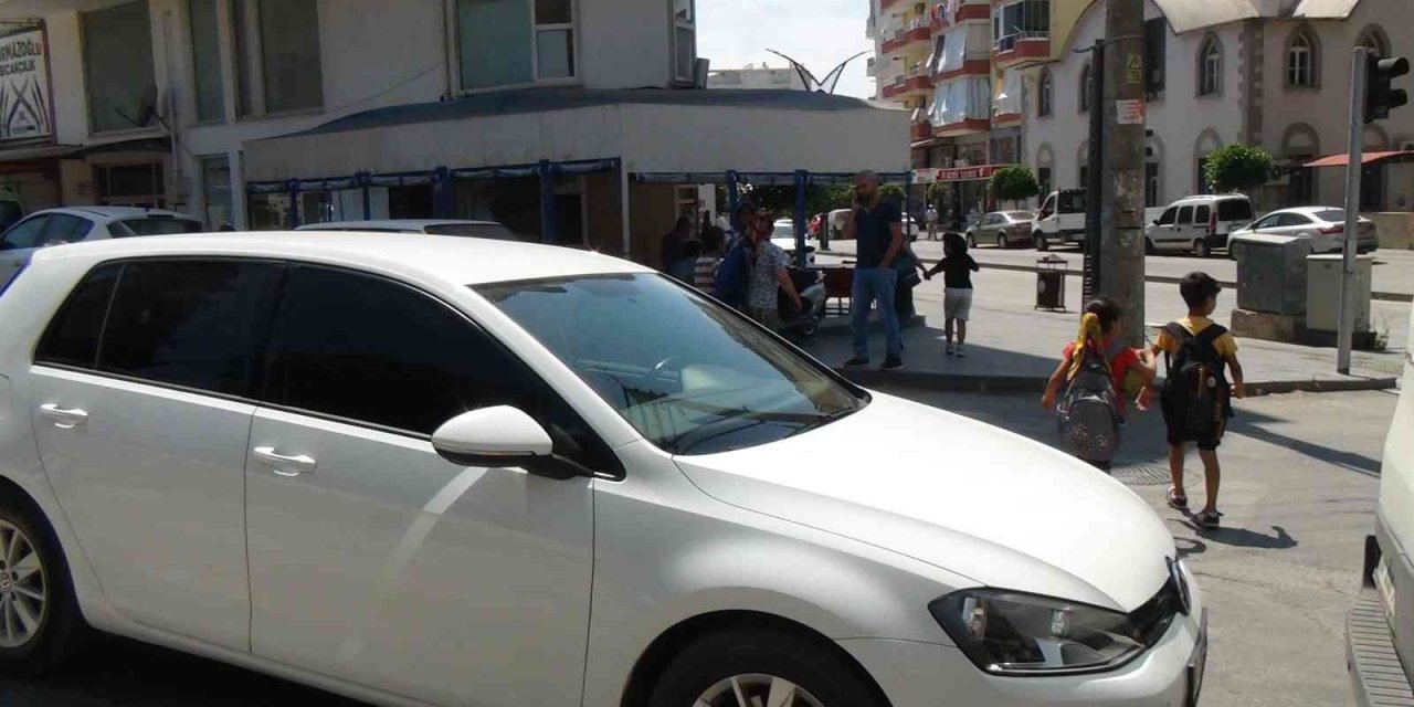 Müdürün Okul Çıkışı Öğrencileri Akan Trafikte Karşıya Geçirme Çabası