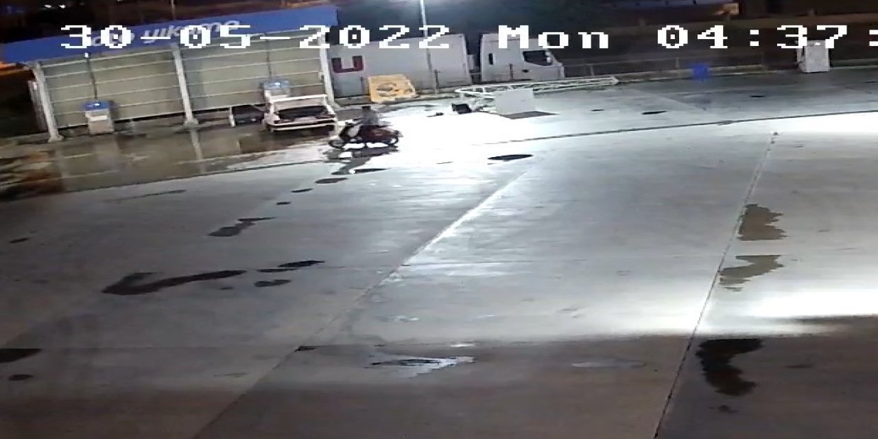 Sahibinin İçinde Uyuduğu Araçtan Cep Telefonunu Çalıp Rahat Tavırlarıyla Pes Dedirtti