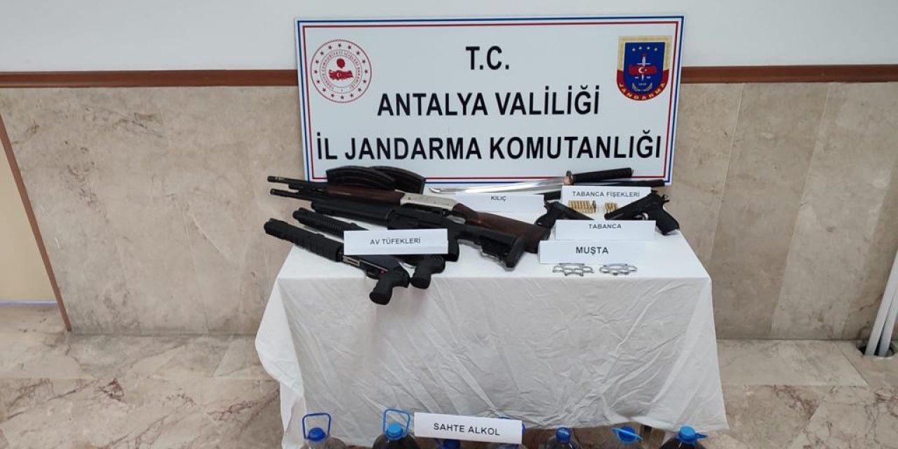 Umuma Açık 5 İşletmede Ruhsatsız 2 Tabanca, 5 Tüfek 1 Samuray Kılıcı,2 Muşta Ele Geçirildi