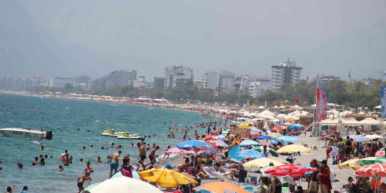 Dünyaca Ünlü Sahilde Hafta Sonu Doldu Taştı, Yamaç Paraşütçüleri Yasak Dinlemedi