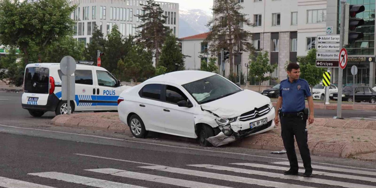 Otomobiller Çarpıştı; 1 Yaralı