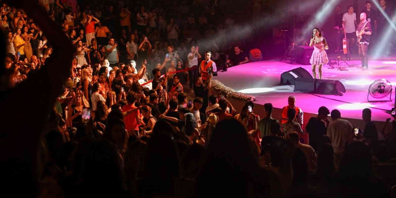 Melek Mosso’ya Mersin’de Sevgi Seli